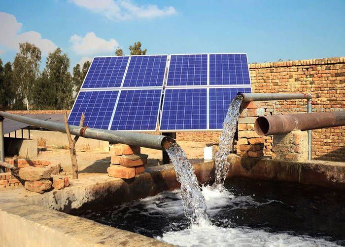 Bomba de agua solar, muestra del proceso de bombeo de agua en un pozo por medio de una bomba para exterior.