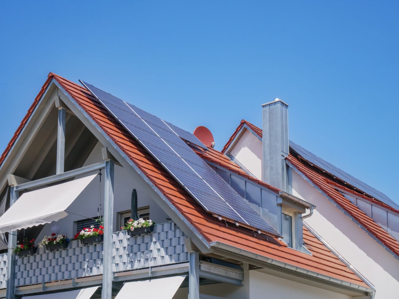 Casa sustentable, muestra de la colocación de paneles solares en el techo de una casa para generar electricidad.