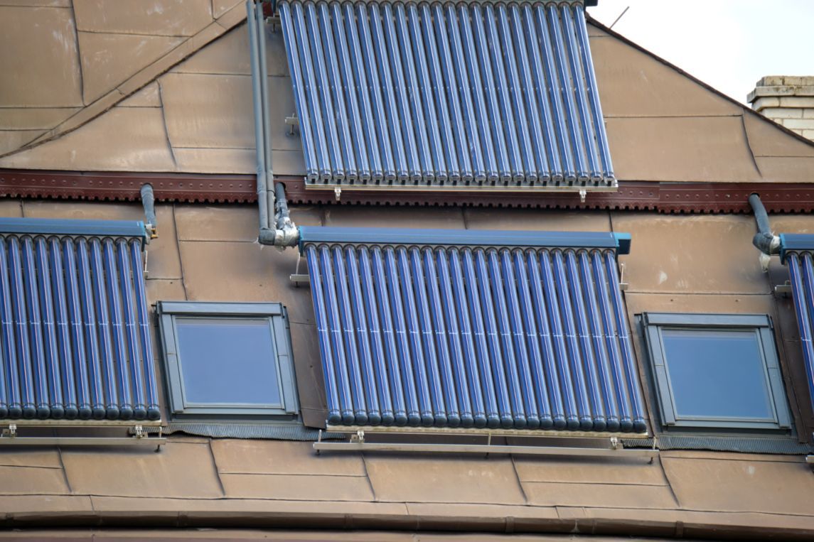 Casa sustentable, muestra del equipo de calefacción utilizado para generar una temperatura caliente por medio del sol.