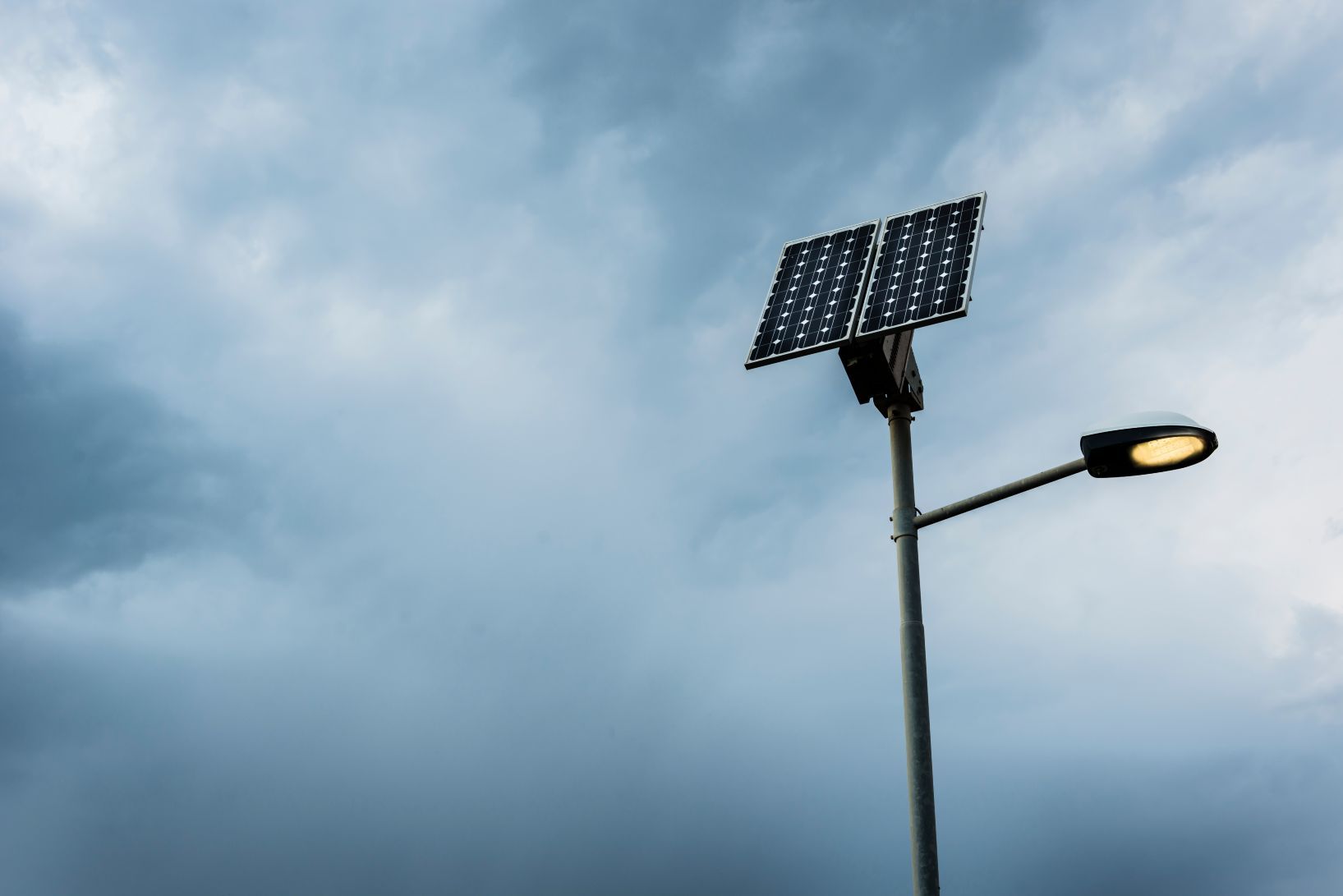 Energía solar, muestra de una lámpara de luz LED alimentada por el sol por medio de un panel solar.