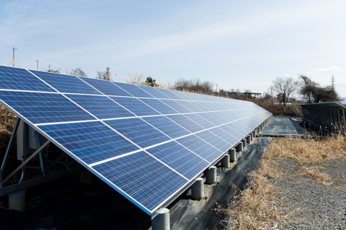 Energía solar, muestra de una columna de paneles solares utilizados para producir electricidad a partir de la luz del sol.