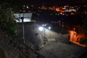 Lámpara de panel solar, muestra de este tipo de lámpara que tiene iluminación por medio de energía solar.