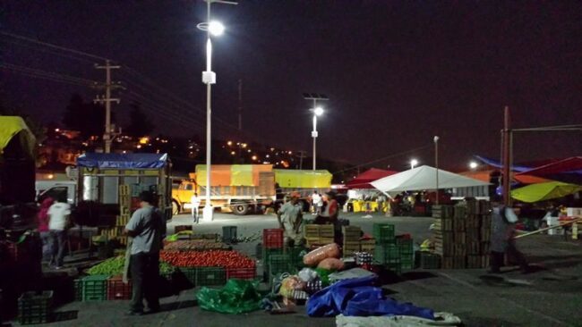 Luminaria solar, muestra de un equipo de iluminación que se alimenta por medio de energía de la luz solar.