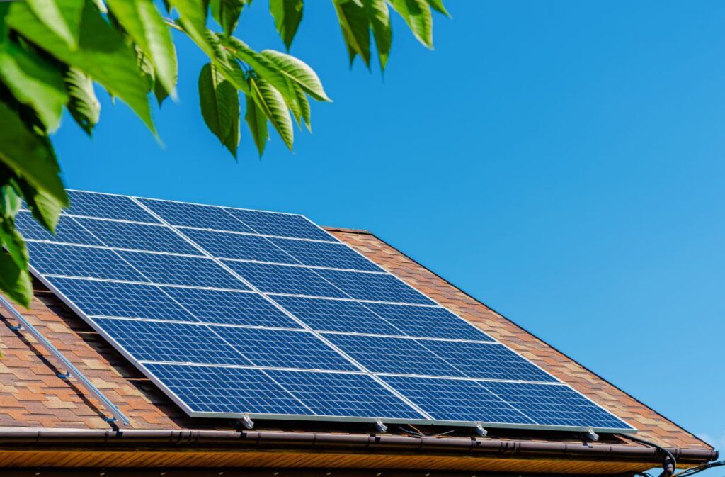 Paneles solares, muestra de la aplicación de las células solares en el techo de una casa para conseguir energía solar