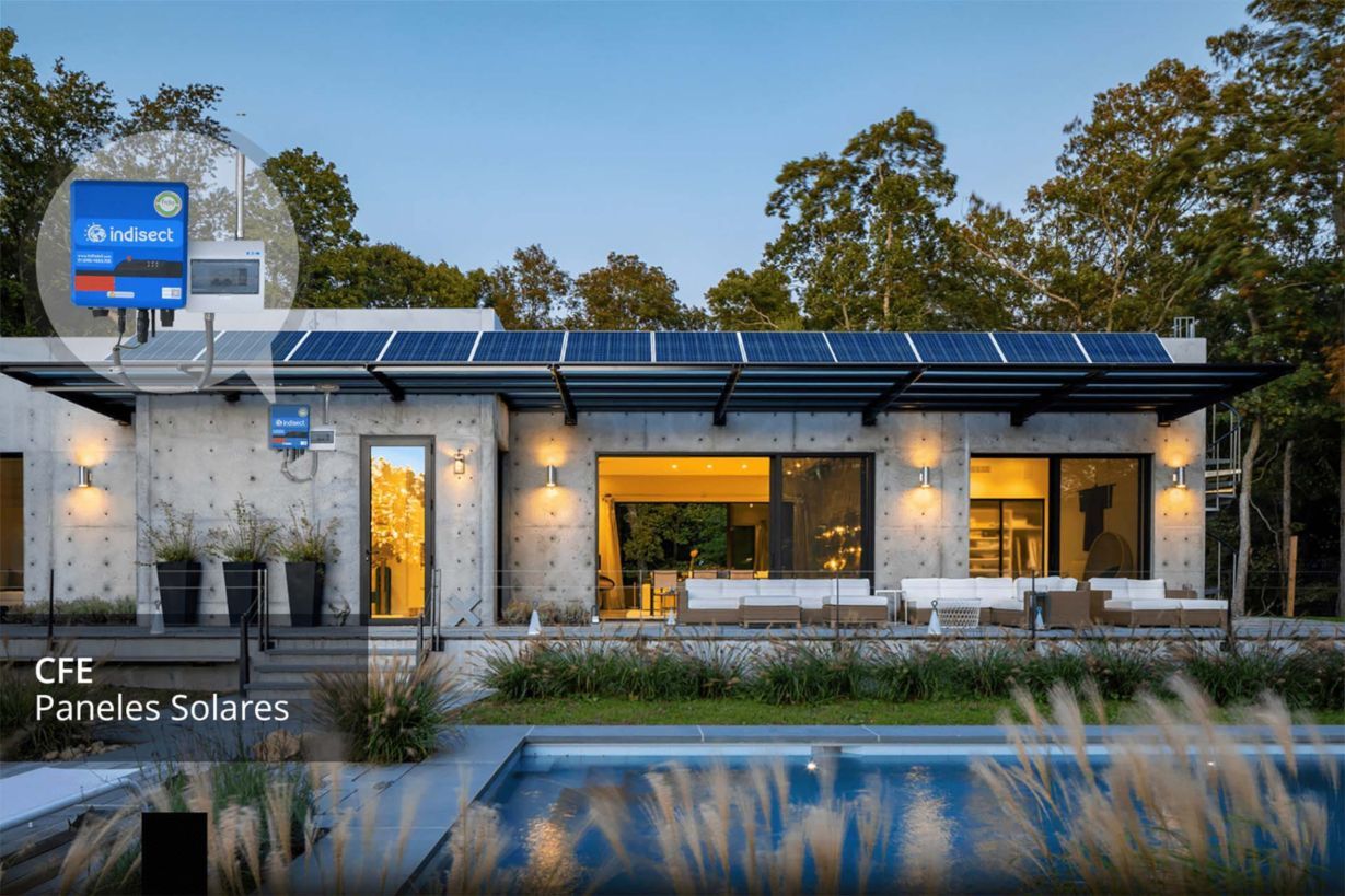 - Paneles solares para casa, muestra de la colocación de las placas en el techo de una casa para conseguir electricidad.